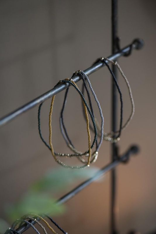 Armbånd med glass- og metallperler | IB Laursen